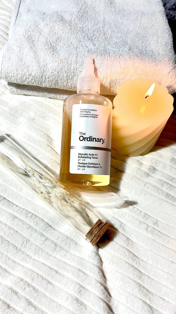 UGC produktna fotografija skincare izdelka The Ordinary v estetskem ambientu z brisačo in svečo