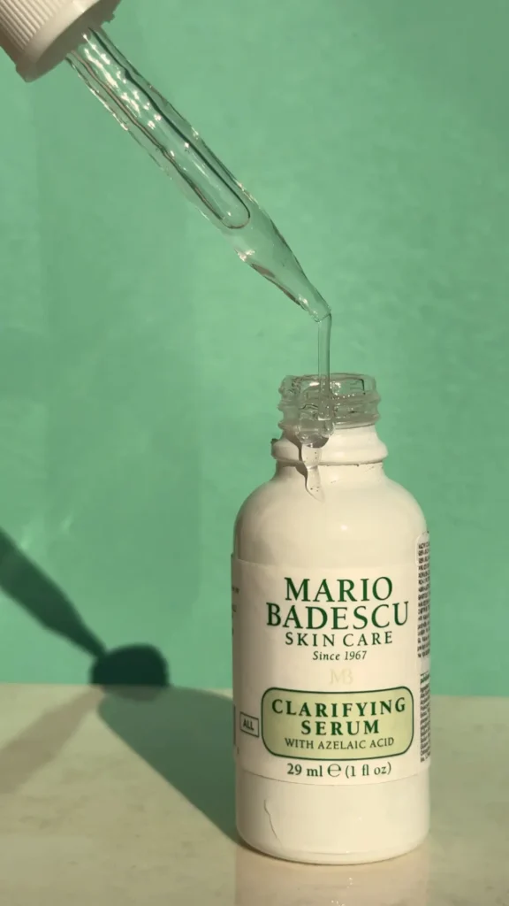UGC produktna fotografija Mario Badescu seruma v estetskem skincare ambientu z naravno svetlobo